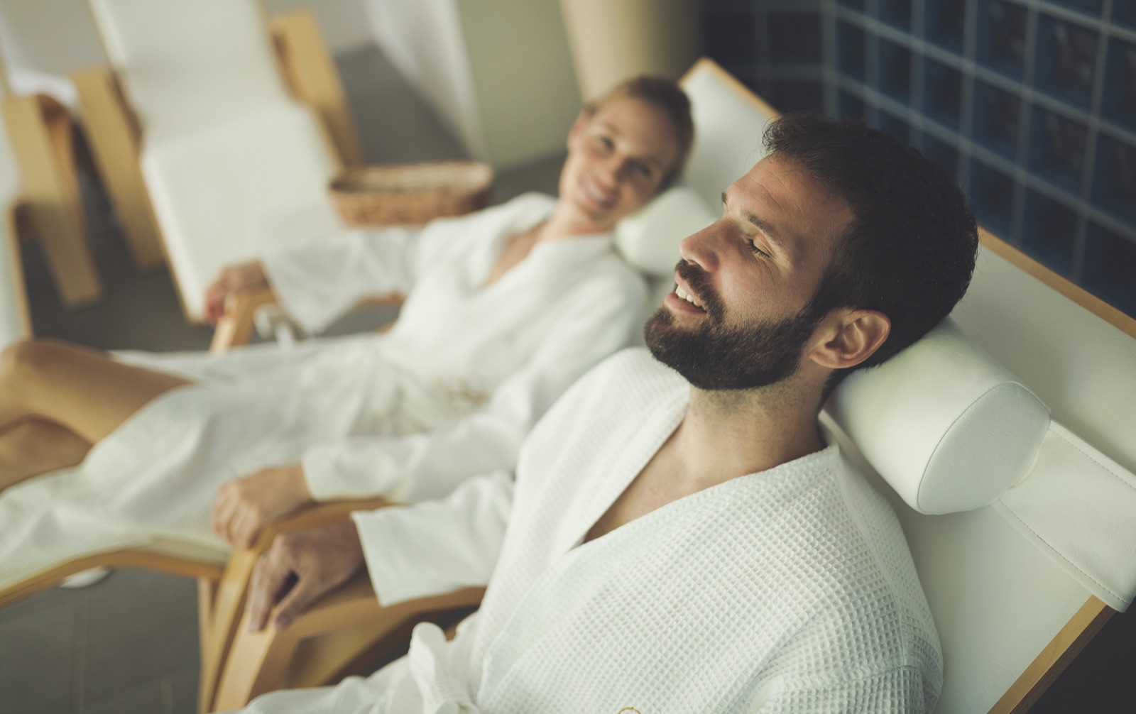 Couple se détendant dans l’espace détente du spa privatif Tahiti Sun Couple se détendant dans l’espace détente du spa privatif Tahiti Sun